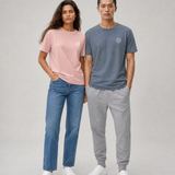 Vera and Jun wearing the unisex EcoWave 2.0 t-shirt in pearl rose and mineral grey, front view